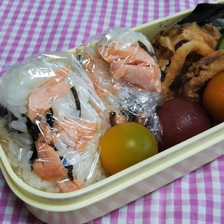 焼き鮭と塩昆布のおにぎりのお弁当☆